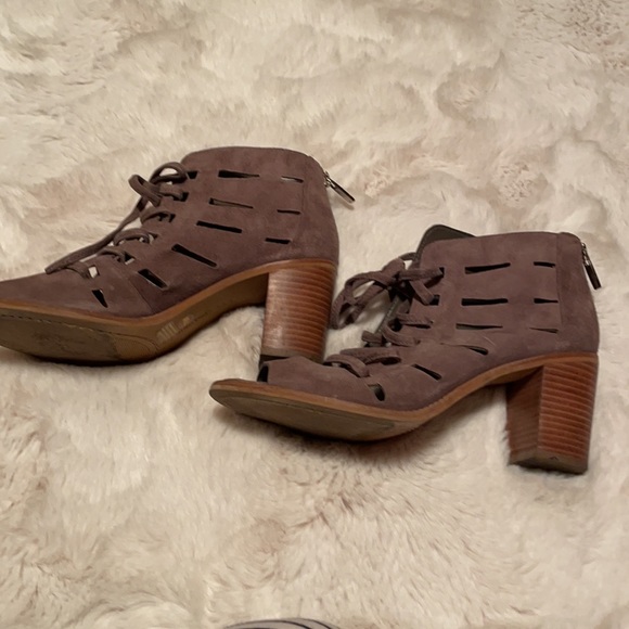 Vince Camuto open toe boots
Size 7.5
Color brown - Picture 7 of 8